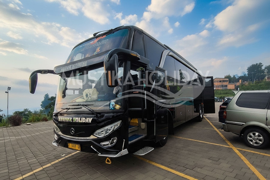 Petualangan Rombongan ke Kuningan: Big Bus Mustika Holiday Kapasitas Maksimal 58 Kursi