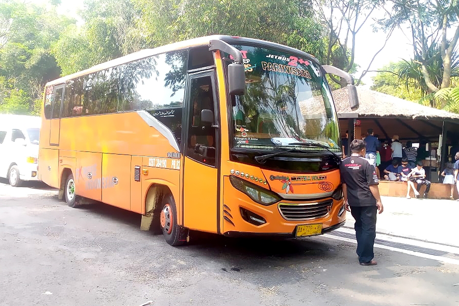 Medium Bus dan Toyota Hiace Berwisata ke Bandung
