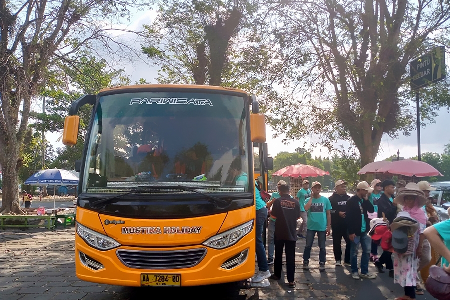 Medium Bus Ngacir ke Candi Borobudur Bersama Karyawan ADEA Group