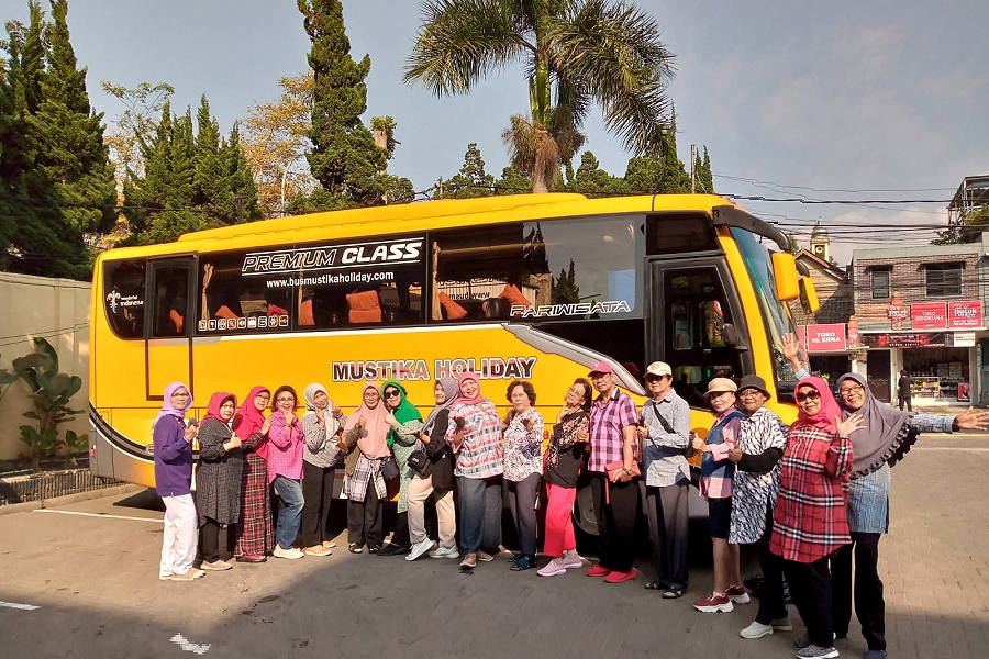 Menghabiskan Waktu Luang di Floating Market Lembang dengan Medium Bus