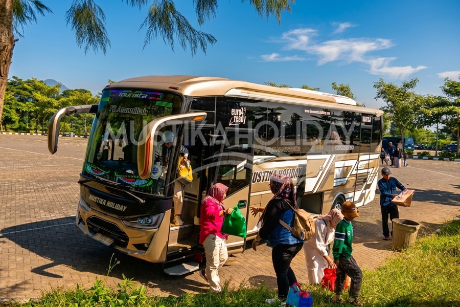 Menikmati Kesegaran Ciater Bersama Medium Bus Mustika Holiday Yang Super Nyaman