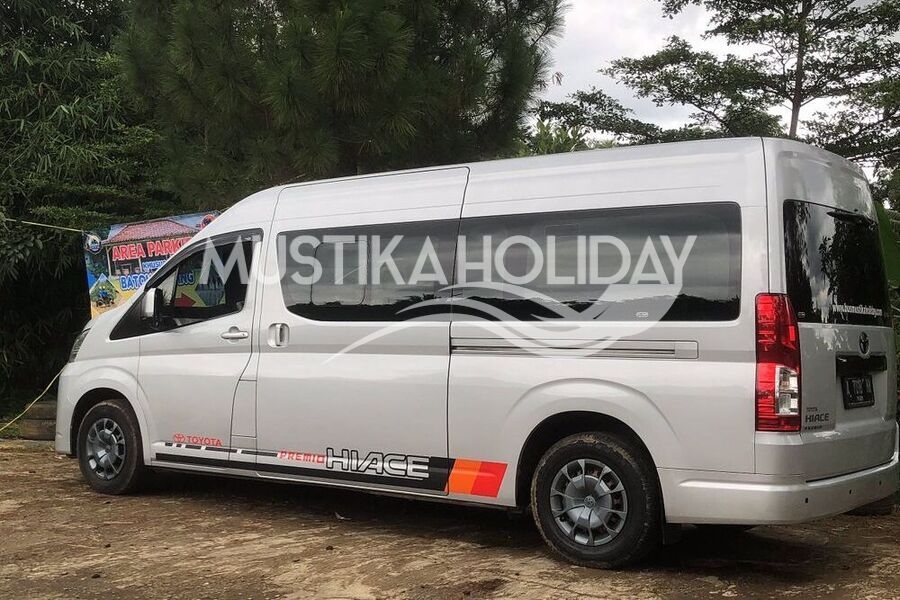 Toyota Hiace Premio berwisata ke Bandung Barat